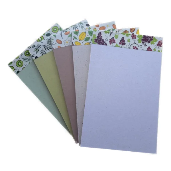 Cinco libretas ecológicas con portada de papel reciclado en distintos colores y estampados