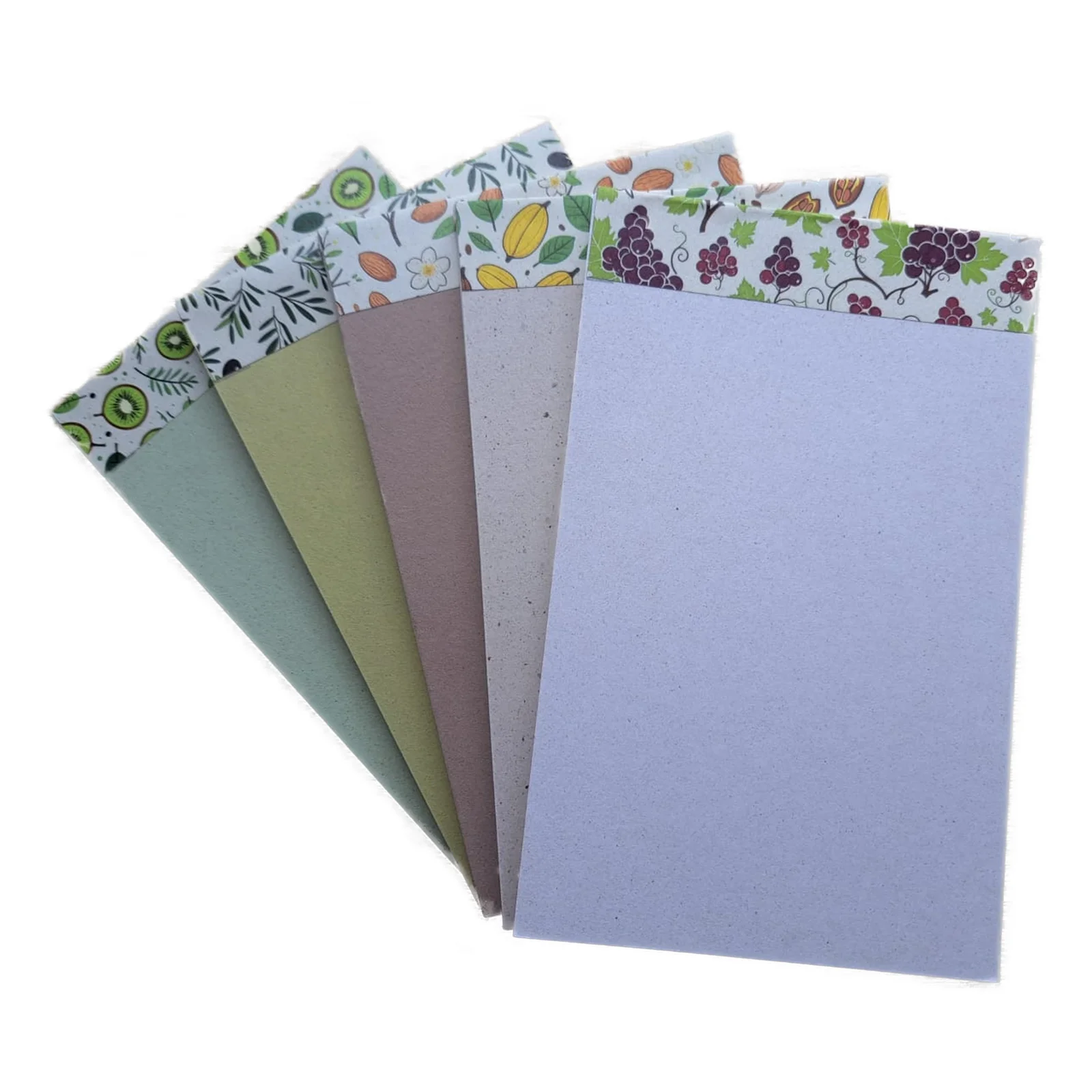 Cinco libretas ecológicas con portada de papel reciclado en distintos colores y estampados